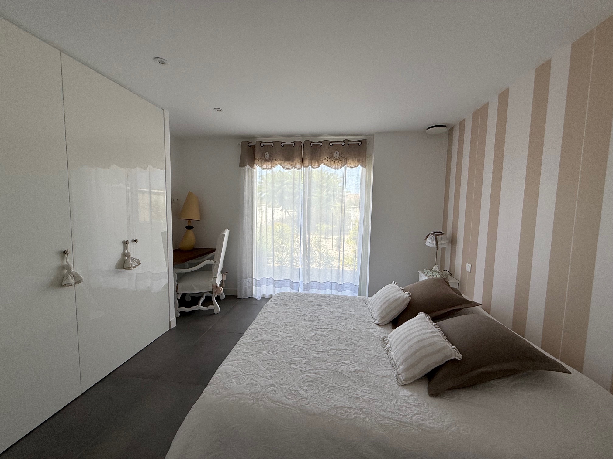 "Los Olivos Grand Estate" A Vendre Soustons magnifique site calme &amp; prot&eacute;g&eacute; des regards, propri&eacute;t&eacute; de grand standing comprenant villa d'architecte de plain pied &amp; annexes, sise sur 3350 m&sup2; de parc paysager avec piscine... 1.200.000 &euro;.&nbsp;