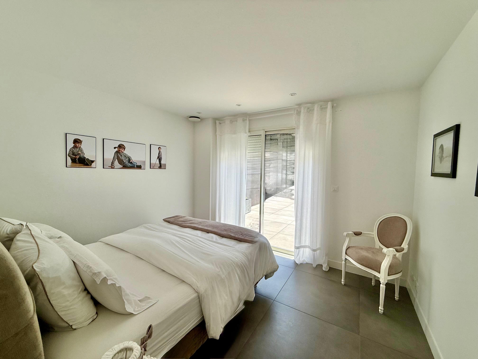 "Los Olivos Grand Estate" A Vendre Soustons magnifique site calme &amp; prot&eacute;g&eacute; des regards, propri&eacute;t&eacute; de grand standing comprenant villa d'architecte de plain pied &amp; annexes, sise sur 3350 m&sup2; de parc paysager avec piscine... 1.200.000 &euro;.&nbsp;