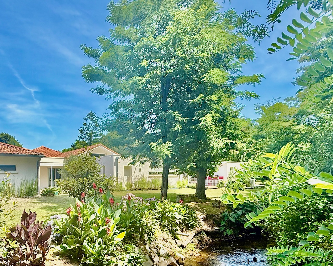 "Los Olivos Grand Estate" A Vendre Soustons magnifique site calme &amp; prot&eacute;g&eacute; des regards, propri&eacute;t&eacute; de grand standing comprenant villa d'architecte de plain pied &amp; annexes, sise sur 3350 m&sup2; de parc paysager avec piscine... 1.200.000 &euro;.&nbsp;