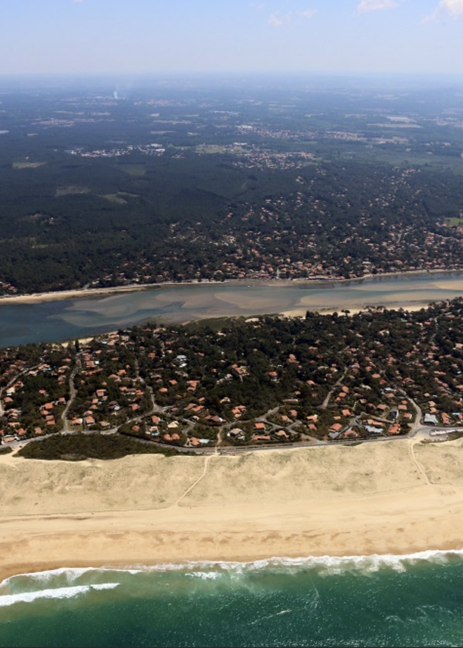 "Palos Verdes Beach House"&nbsp; A Vendre Hossegor Entre Lac &amp; Mer, villa de luxe de 4-5 ch. / 4 bains, sur superbe parc de plus de 1500m2 avec piscine chauff&eacute;e ; extr&ecirc;mement bien con&ccedil;ue pour vivre &agrave; l'ann&eacute;e, espace &amp; grand confort, calme. Photos &amp; plans sur demande... 3 290 000 &euro;