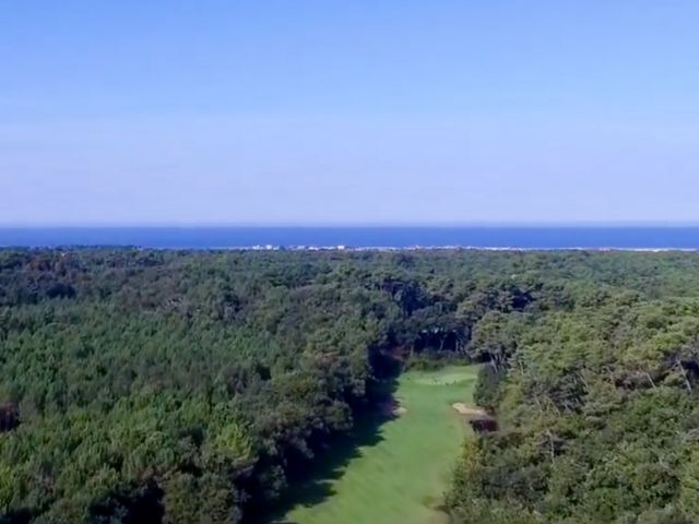 "Sea Ranch" A Vendre Domaine du Golf de Seignosse en position dominante avec vue exceptionnelle et magnifique &eacute;chapp&eacute;e sur oc&eacute;an ; lumineuse villa 6 ch. / 4 bains, un must dans un lieu embl&eacute;matique... 3.500 000&euro;
