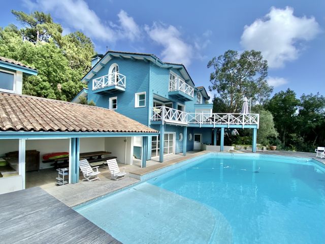 "Sea Ranch" A Vendre Domaine du Golf de Seignosse en position dominante avec vue exceptionnelle et magnifique &eacute;chapp&eacute;e sur oc&eacute;an ; lumineuse villa 6 ch. / 4 bains, un must dans un lieu embl&eacute;matique... 3.500 000&euro;