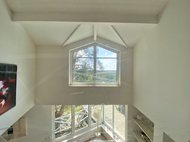 "Sea Ranch" A Vendre Domaine du Golf de Seignosse en position dominante avec vue exceptionnelle et magnifique &eacute;chapp&eacute;e sur oc&eacute;an ; lumineuse villa 6 ch. / 4 bains, un must dans un lieu embl&eacute;matique... 3.500 000&euro;