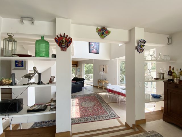 "Sea Ranch" A Vendre Domaine du Golf de Seignosse en position dominante avec vue exceptionnelle et magnifique &eacute;chapp&eacute;e sur oc&eacute;an ; lumineuse villa 6 ch. / 4 bains, un must dans un lieu embl&eacute;matique... 3.500 000&euro;