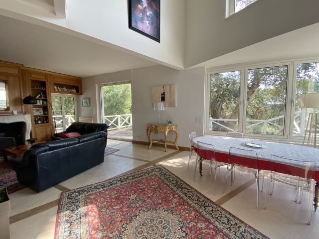 "Sea Ranch" A Vendre Domaine du Golf de Seignosse en position dominante avec vue exceptionnelle et magnifique &eacute;chapp&eacute;e sur oc&eacute;an ; lumineuse villa 6 ch. / 4 bains, un must dans un lieu embl&eacute;matique... 3.500 000&euro;