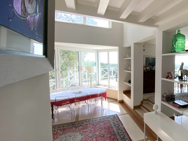 "Sea Ranch" A Vendre Domaine du Golf de Seignosse en position dominante avec vue exceptionnelle et magnifique &eacute;chapp&eacute;e sur oc&eacute;an ; lumineuse villa 6 ch. / 4 bains, un must dans un lieu embl&eacute;matique... 3.500 000&euro;