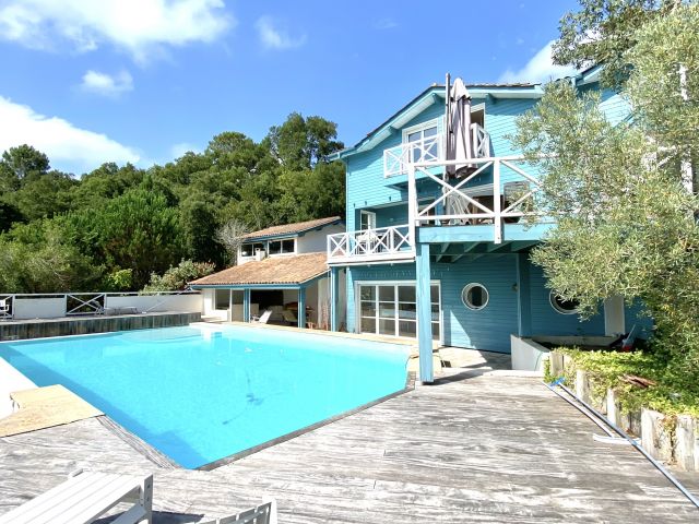 "Sea Ranch" A Vendre Domaine du Golf de Seignosse en position dominante avec vue exceptionnelle et magnifique &eacute;chapp&eacute;e sur oc&eacute;an ; lumineuse villa 6 ch. / 4 bains, un must dans un lieu embl&eacute;matique... 3.500 000&euro;