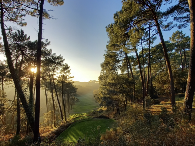 "Sea Ranch" A Vendre Domaine du Golf de Seignosse en position dominante avec vue exceptionnelle et magnifique &eacute;chapp&eacute;e sur oc&eacute;an ; lumineuse villa 6 ch. / 4 bains, un must dans un lieu embl&eacute;matique... 3.500 000&euro;