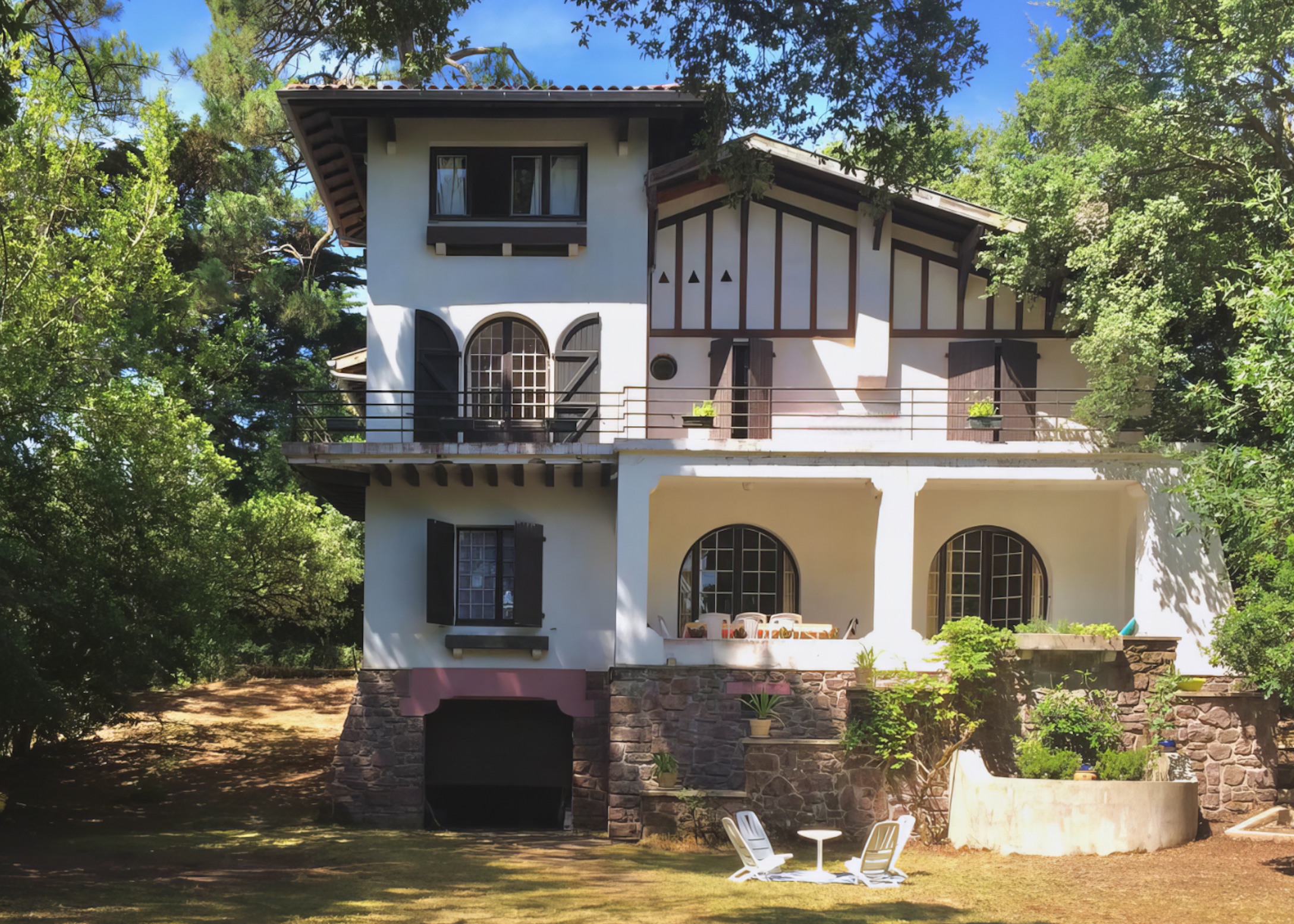 &ldquo;Mimosa Historic Villa&rdquo; A Vendre Hossegor Lac / Mer / Centre &agrave; Pied, authentique Basco Landaise &eacute;difi&eacute;e par le c&eacute;l&egrave;bre architecte Robert Maurice en 1926, sise sur superbe parc de 1150m2 ; intimiste, calme &amp; &eacute;l&eacute;gante, l&rsquo;une des plus belles villas r&eacute;pertori&eacute;es d&rsquo;Hossegor, parfaitement situ&eacute;e et orient&eacute;e &hellip; 2.885.000&euro;&nbsp;