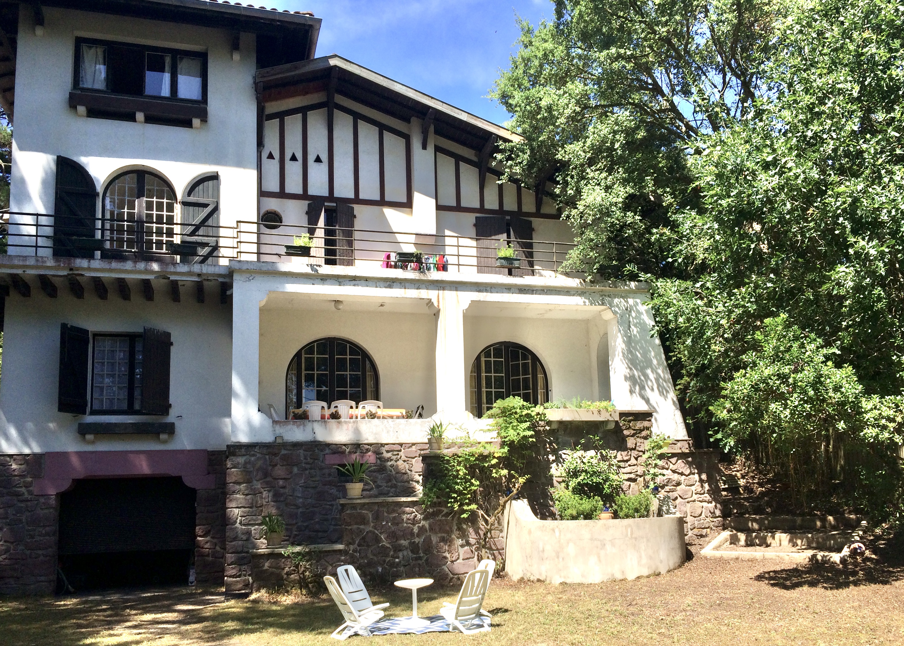 &ldquo;Mimosa Historic Villa&rdquo; A Vendre Hossegor Lac / Mer / Centre &agrave; Pied, authentique Basco Landaise &eacute;difi&eacute;e par le c&eacute;l&egrave;bre architecte Robert Maurice en 1926, sise sur superbe parc de 1150m2 ; intimiste, calme &amp; &eacute;l&eacute;gante, l&rsquo;une des plus belles villas r&eacute;pertori&eacute;es d&rsquo;Hossegor, parfaitement situ&eacute;e et orient&eacute;e &hellip; 2.885.000&euro;&nbsp;
