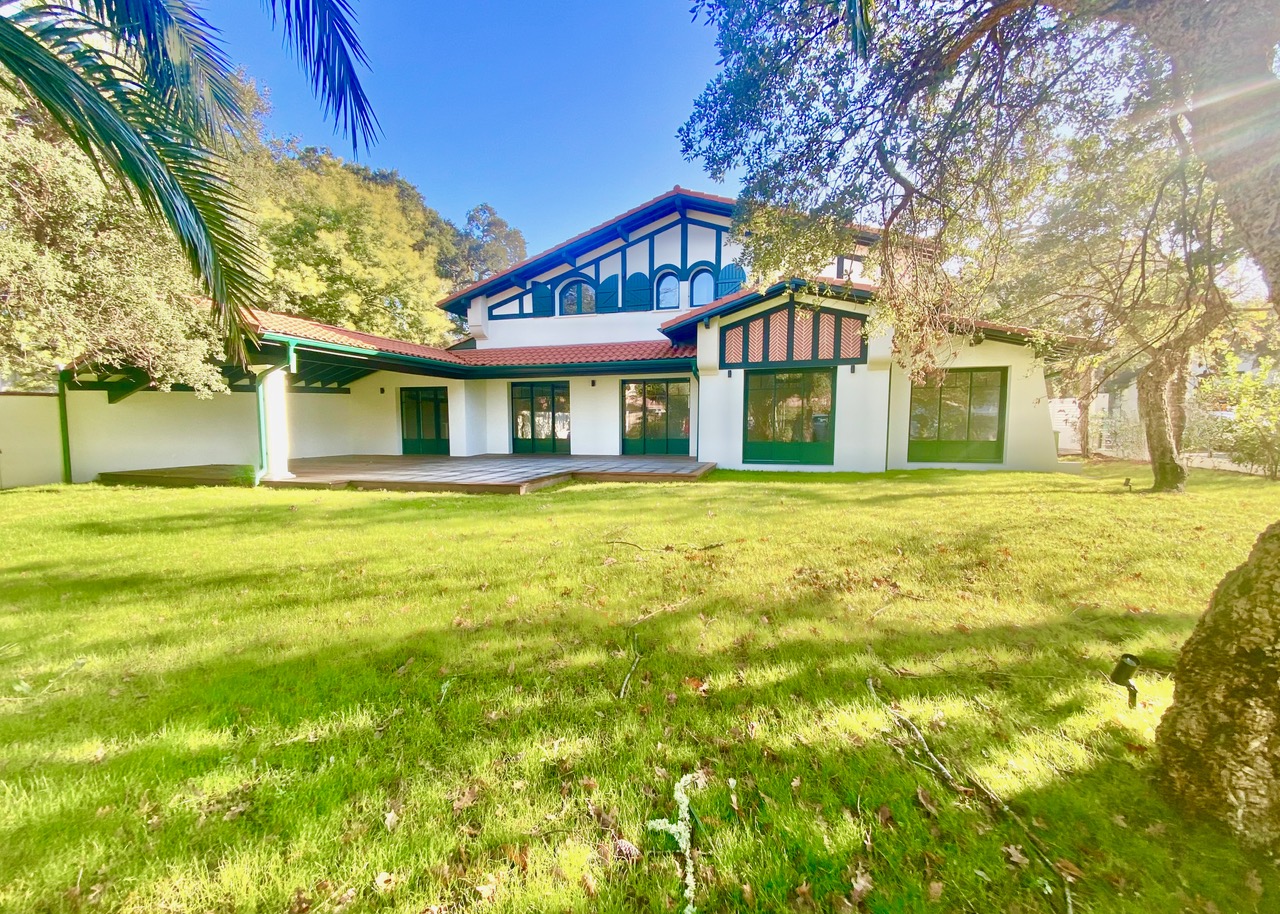 &ldquo;Santo Domingo Beach House&rdquo; A Vendre Centre-Ville d&rsquo;Hossegor Entre Lac &amp; Mer, superbe propri&eacute;t&eacute; 6 ch. / 5 bains de style basco-landais sise dans un cadre magnifique ; calme, serein, tout &agrave; pied. &Eacute;tat neuf, libre &agrave; la vente, r&eacute;novation de grande qualit&eacute; par homme de l&rsquo;art &hellip; 3.300.000&euro;&nbsp;