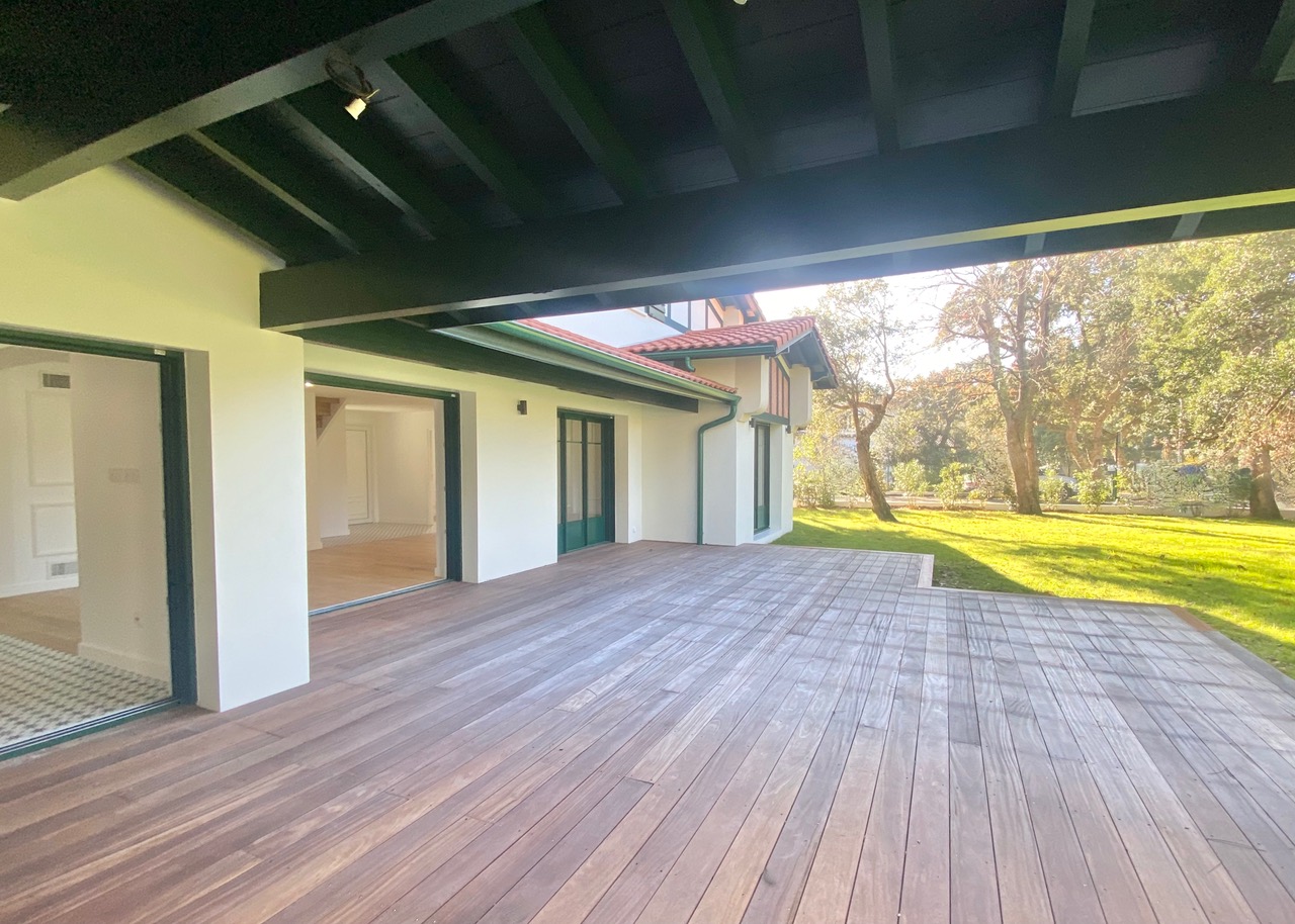 &ldquo;Santo Domingo Beach House&rdquo; A Vendre Centre-Ville d&rsquo;Hossegor Entre Lac &amp; Mer, superbe propri&eacute;t&eacute; 6 ch. / 5 bains de style basco-landais sise dans un cadre magnifique ; calme, serein, tout &agrave; pied. &Eacute;tat neuf, libre &agrave; la vente, r&eacute;novation de grande qualit&eacute; par homme de l&rsquo;art &hellip; 3.300.000&euro;&nbsp;
