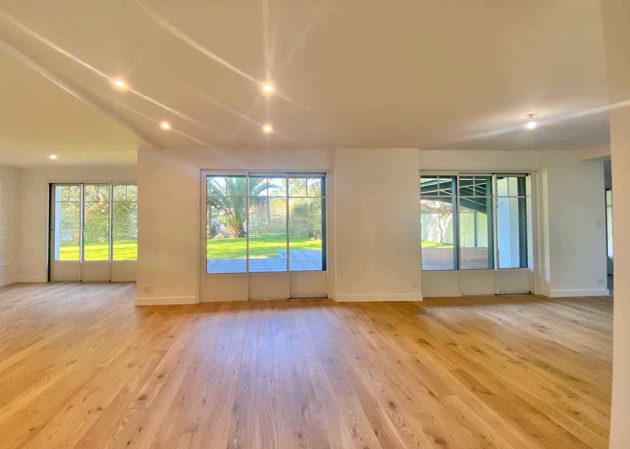 &ldquo;Santo Domingo Beach House&rdquo; A Vendre Centre-Ville d&rsquo;Hossegor Entre Lac &amp; Mer, superbe propri&eacute;t&eacute; 6 ch. / 5 bains de style basco-landais sise dans un cadre magnifique ; calme, serein, tout &agrave; pied. &Eacute;tat neuf, libre &agrave; la vente, r&eacute;novation de grande qualit&eacute; par homme de l&rsquo;art &hellip; 3.300.000&euro;&nbsp;