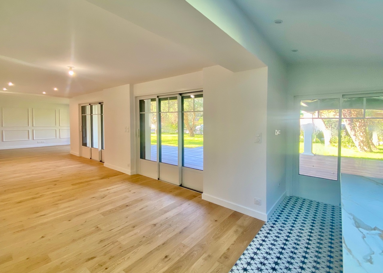 &ldquo;Santo Domingo Beach House&rdquo; A Vendre Centre-Ville d&rsquo;Hossegor Entre Lac &amp; Mer, superbe propri&eacute;t&eacute; 6 ch. / 5 bains de style basco-landais sise dans un cadre magnifique ; calme, serein, tout &agrave; pied. &Eacute;tat neuf, libre &agrave; la vente, r&eacute;novation de grande qualit&eacute; par homme de l&rsquo;art &hellip; 3.300.000&euro;&nbsp;