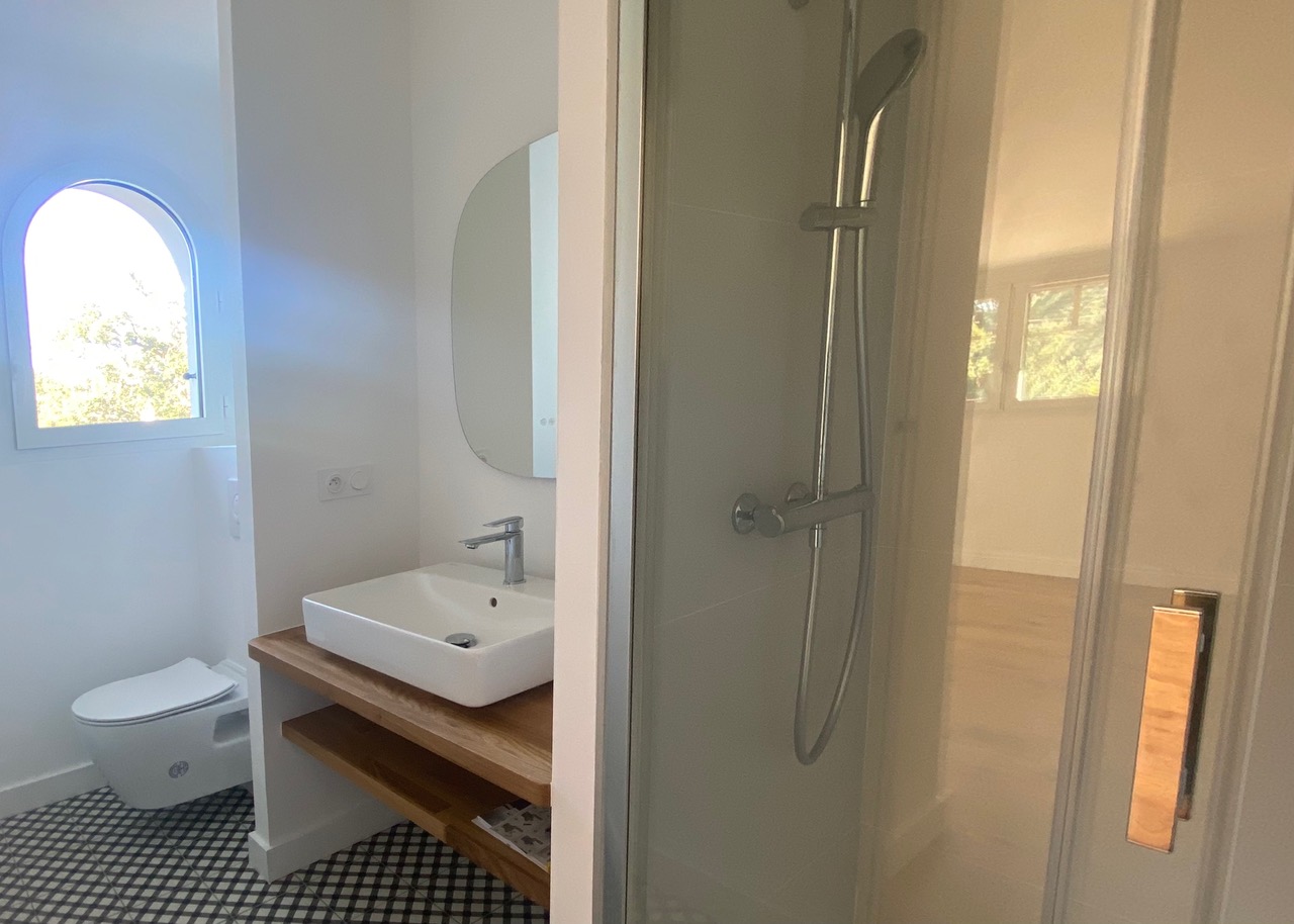 &ldquo;Santo Domingo Beach House&rdquo; A Vendre Centre-Ville d&rsquo;Hossegor Entre Lac &amp; Mer, superbe propri&eacute;t&eacute; 6 ch. / 5 bains de style basco-landais sise dans un cadre magnifique ; calme, serein, tout &agrave; pied. &Eacute;tat neuf, libre &agrave; la vente, r&eacute;novation de grande qualit&eacute; par homme de l&rsquo;art &hellip; 3.300.000&euro;&nbsp;