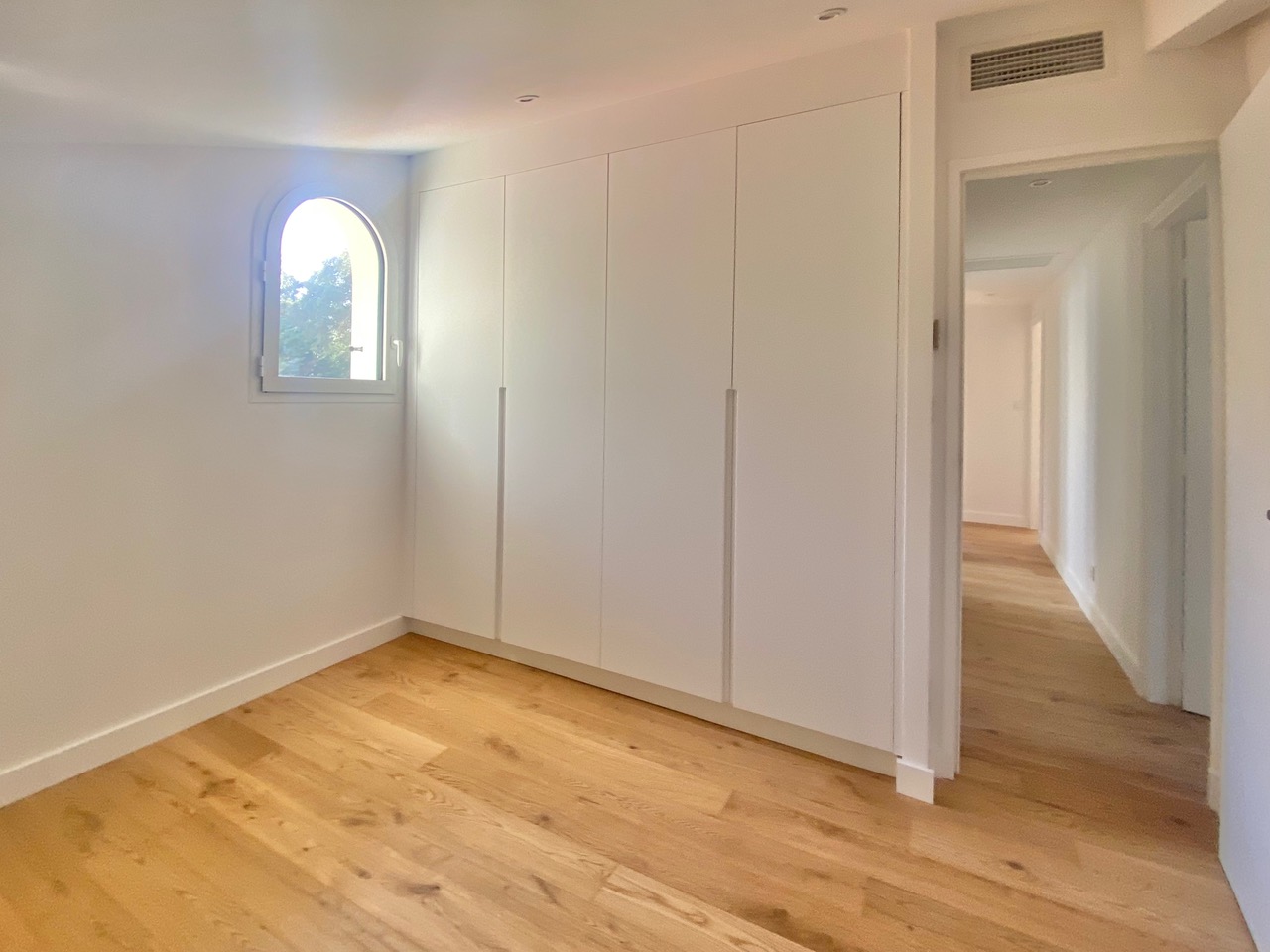 &ldquo;Santo Domingo Beach House&rdquo; A Vendre Centre-Ville d&rsquo;Hossegor Entre Lac &amp; Mer, superbe propri&eacute;t&eacute; 6 ch. / 5 bains de style basco-landais sise dans un cadre magnifique ; calme, serein, tout &agrave; pied. &Eacute;tat neuf, libre &agrave; la vente, r&eacute;novation de grande qualit&eacute; par homme de l&rsquo;art &hellip; 3.300.000&euro;&nbsp;