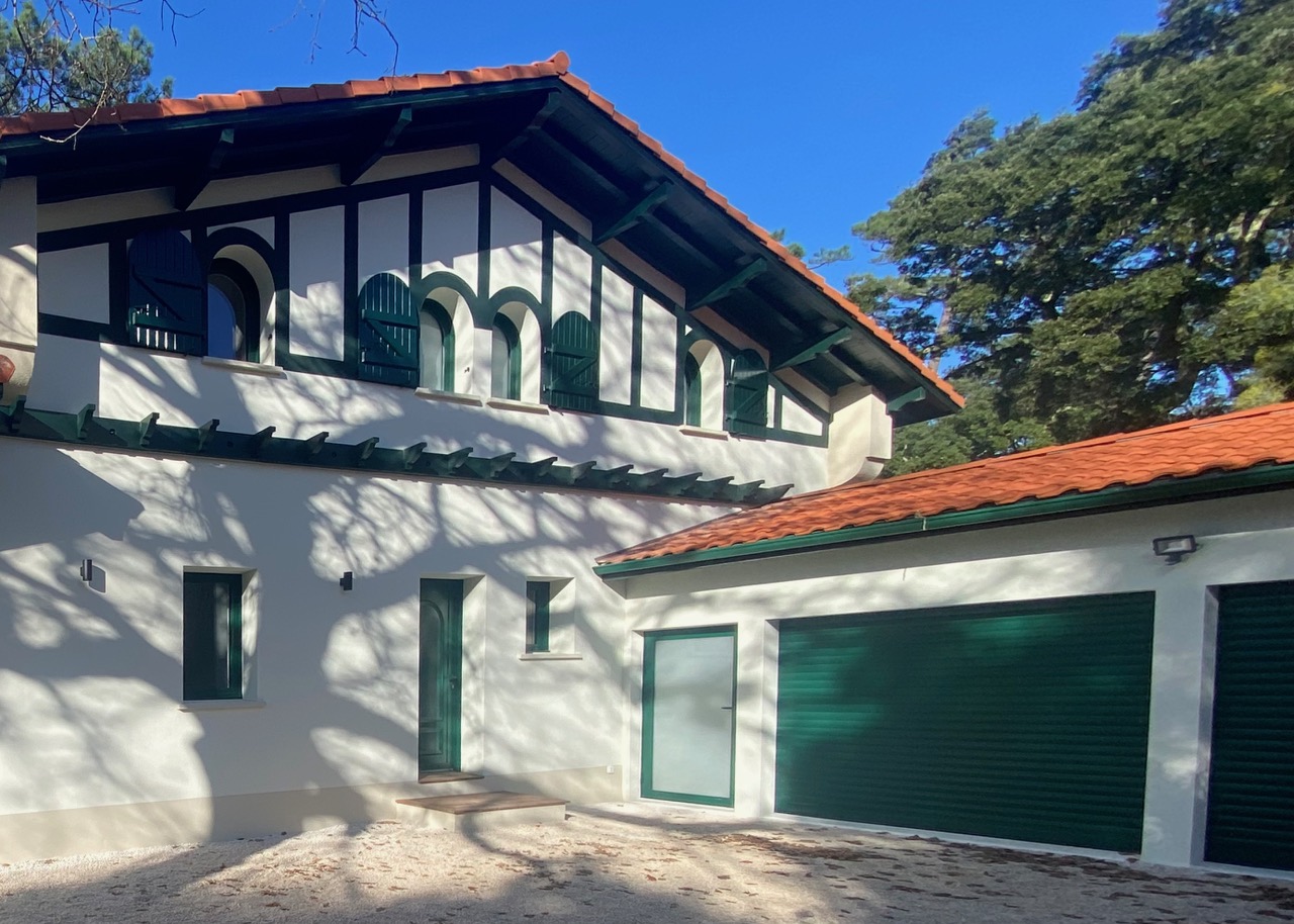 &ldquo;Santo Domingo Beach House&rdquo; A Vendre Centre-Ville d&rsquo;Hossegor Entre Lac &amp; Mer, superbe propri&eacute;t&eacute; 6 ch. / 5 bains de style basco-landais sise dans un cadre magnifique ; calme, serein, tout &agrave; pied. &Eacute;tat neuf, libre &agrave; la vente, r&eacute;novation de grande qualit&eacute; par homme de l&rsquo;art &hellip; 3.300.000&euro;&nbsp;